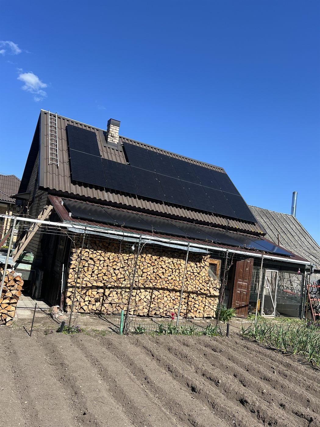 MB URMEKA saulės elektrinė ant namo stogo
